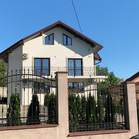 Apartament Micsunelelor Cu Parcare Privata Jászvásár Kültér fotó