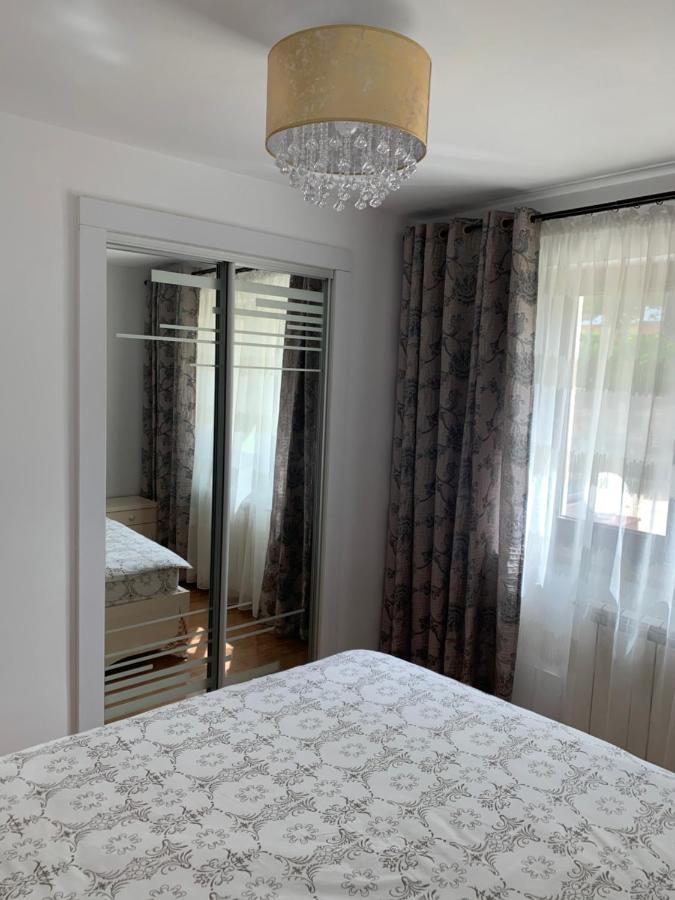 Apartament Micsunelelor Cu Parcare Privata Jászvásár Kültér fotó