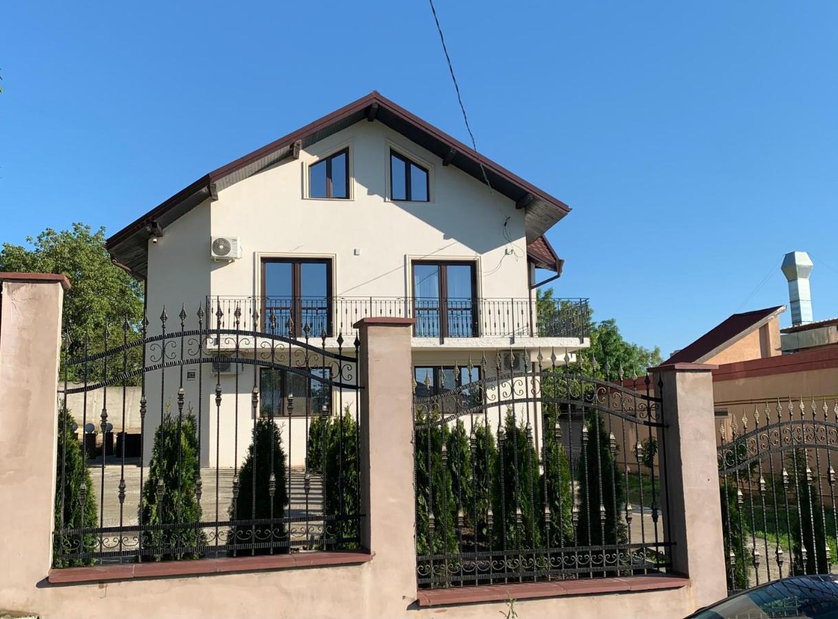 Apartament Micsunelelor Cu Parcare Privata Jászvásár Kültér fotó