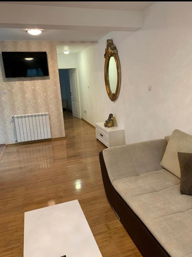 Apartament Micsunelelor Cu Parcare Privata Jászvásár Kültér fotó
